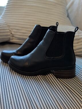Eastland Black Leather Chelsea Ankle Boots "Jasmine" Size 9.5